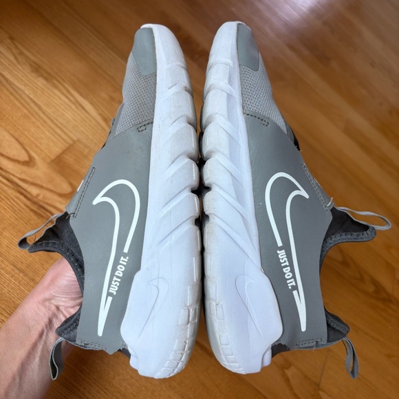 Nike Flex Runner 2 Slip-On Running Sneakers flat Gray white Shoes Boys Size 6 - Picture 3 of 13